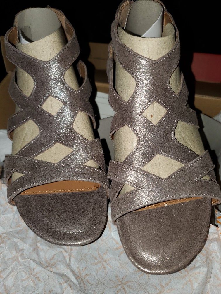 Comfortiva Memory Foam Sandals 6.5 NEW