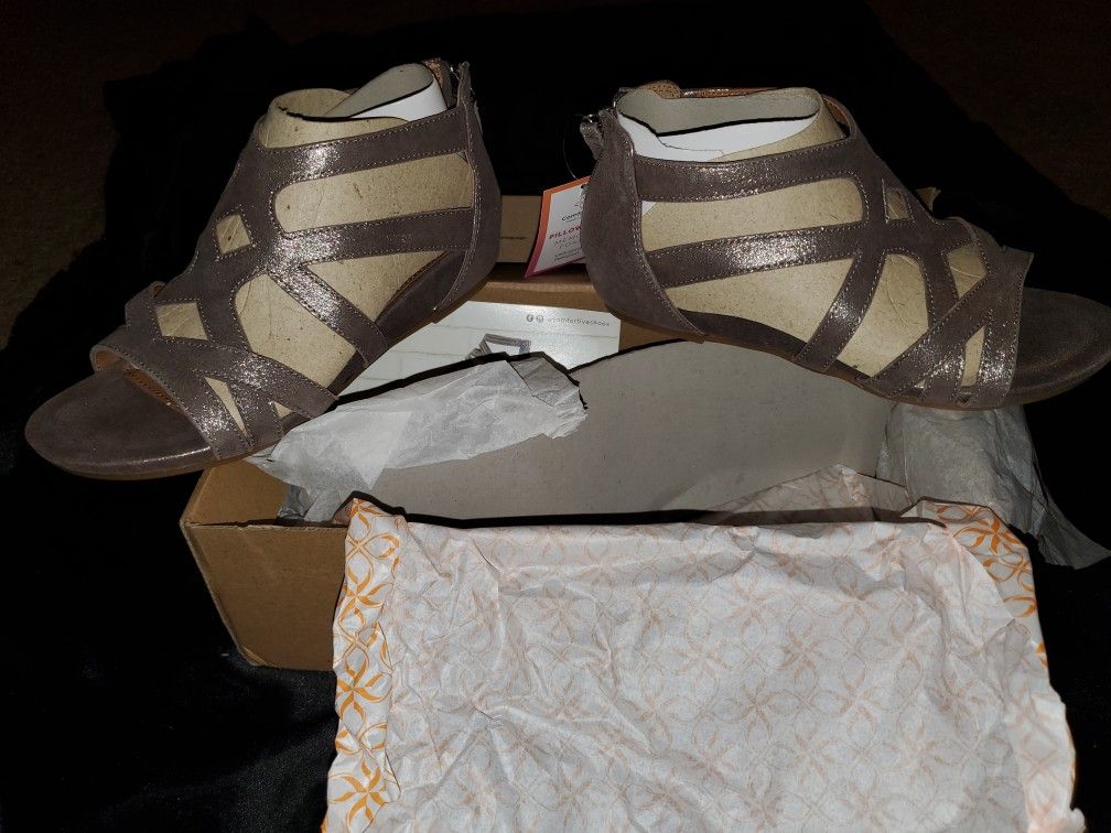 Comfortiva Memory Foam Sandals 6.5 NEW - photo 3