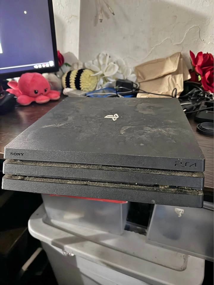 PS4 PRO USED No Wires Or controller