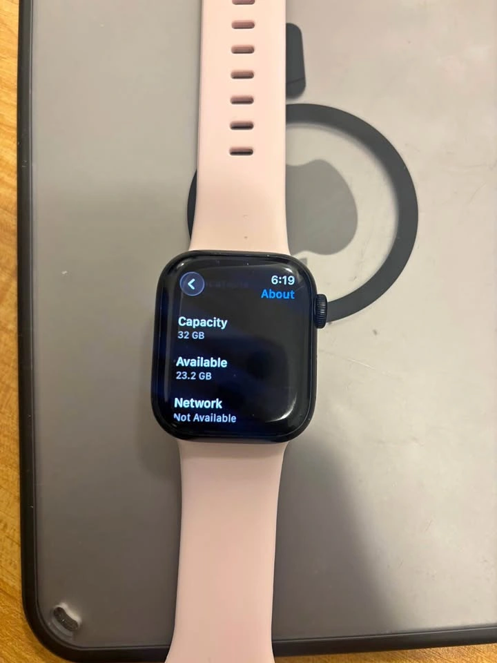 Apple Watch Series 7 GPS and cellular, 41mm.