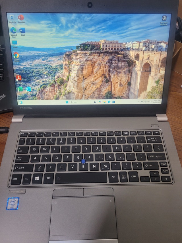 Toshiba laptop Z30-C - i7 - 6th Gen MS office