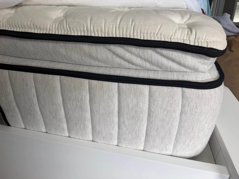 Grand Luxe Sealy King Mattress - photo 4