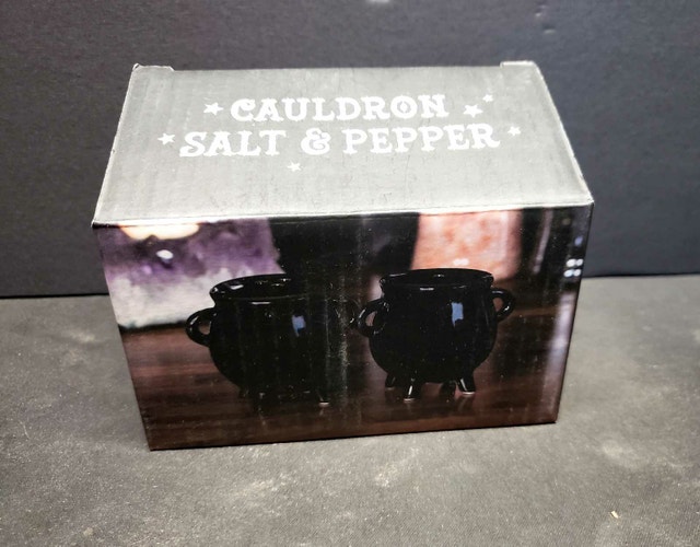 New Salt and Pepper Shakers Cauldron Shaped - photo 2