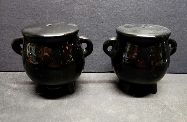New Salt and Pepper Shakers Cauldron Shaped - photo 4