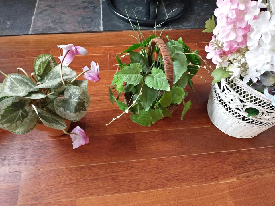 Three pieces of home artificial flowers