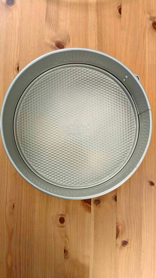 Paderno 9 inch non-stick springform cake pan