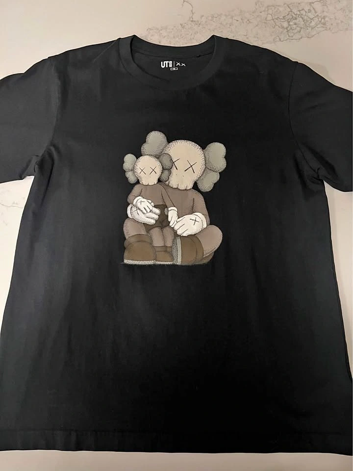 Kaws X Uniqlo Tee size MD