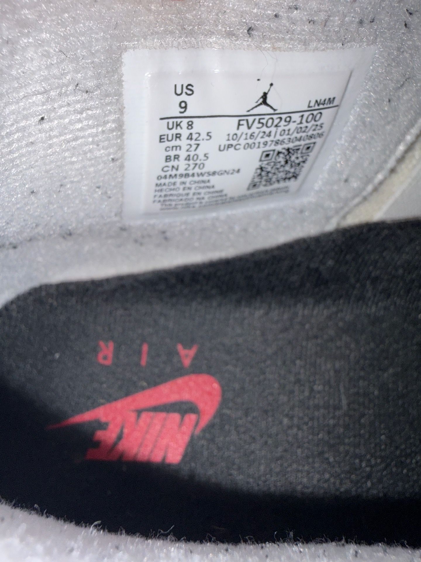 Men Jordan 4s white cement size 9 - photo 3