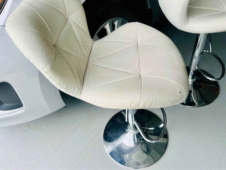 Two garage / basement white chairs, need love and upgrade. - photo 2
