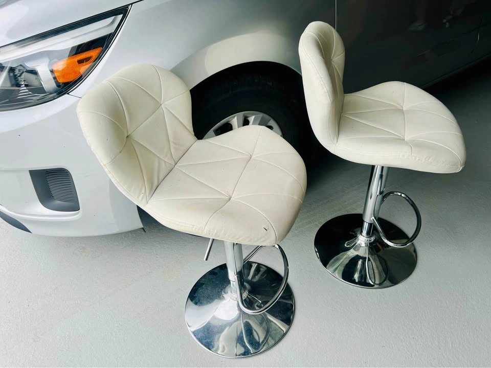 Two garage / basement white chairs, need love and upgrade. - photo 4