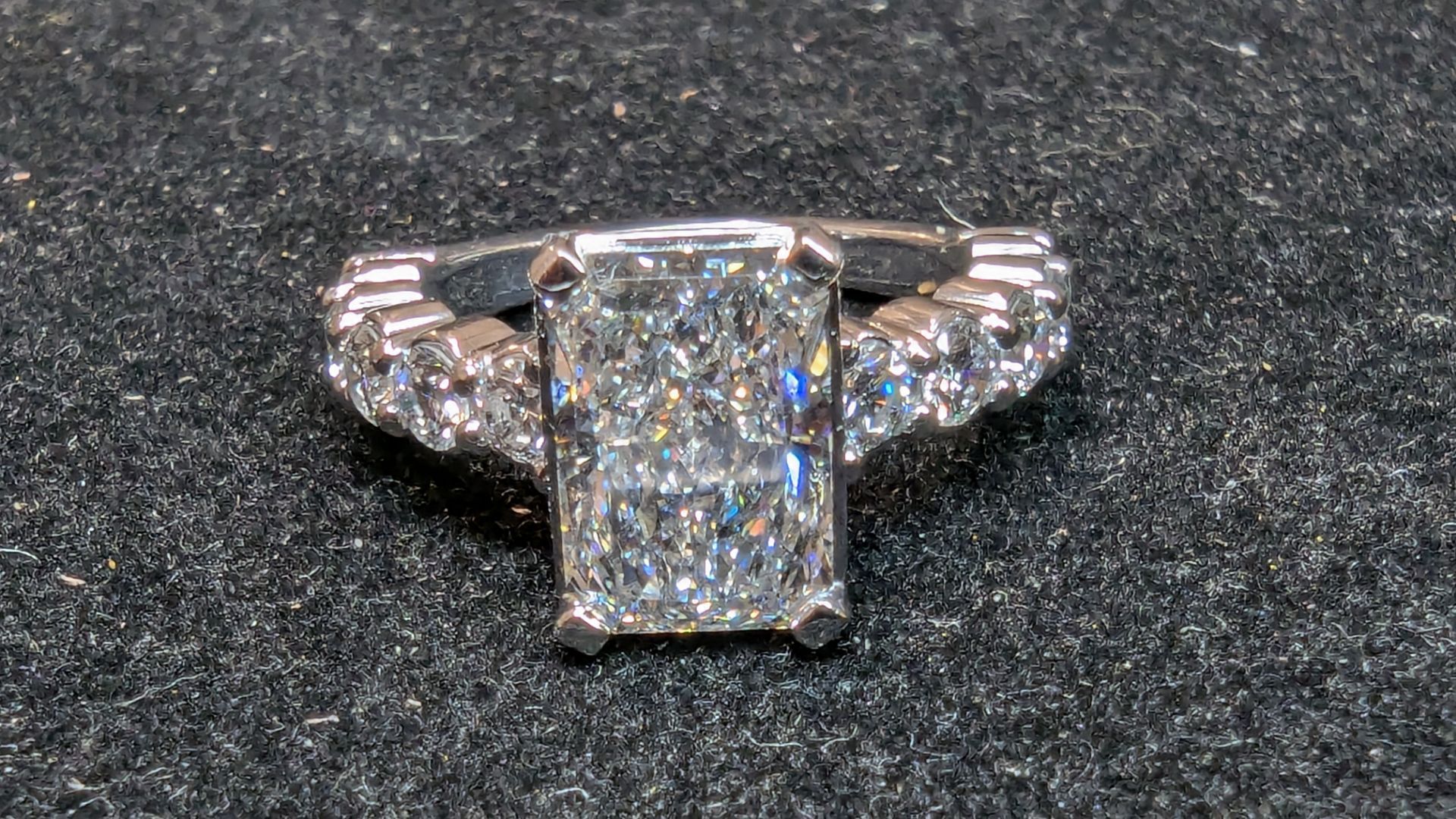 3.08ct Radiant Cut Diamond Ring (4.18ctw) – IGI Certified - photo 3