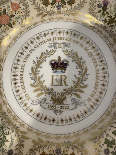 Royal Crown Derby Queen Elizabeth II Platinum Jubilee Plate - photo 2