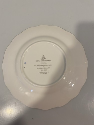 Royal Crown Derby Queen Elizabeth II Platinum Jubilee Plate - photo 3