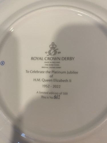 Royal Crown Derby Queen Elizabeth II Platinum Jubilee Plate - photo 4