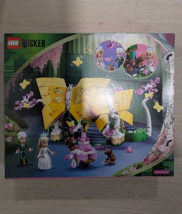 LEGO Wicked 75688 Glinda's Wedding Day - photo 2