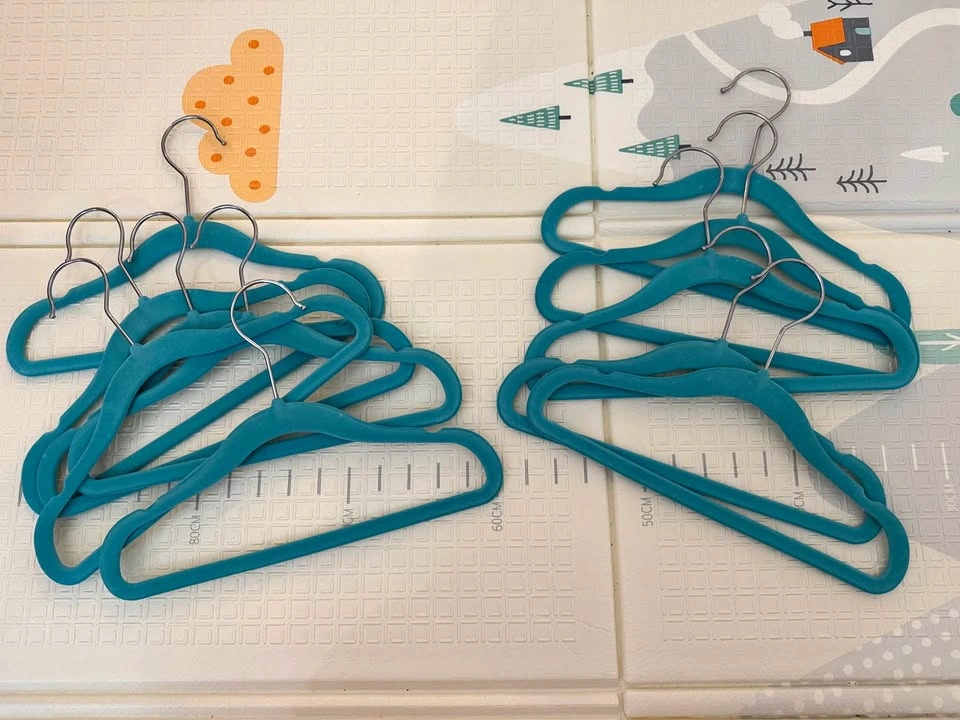100 Blue Kids Velvet Non-Slip Hangers (11.6 inches)