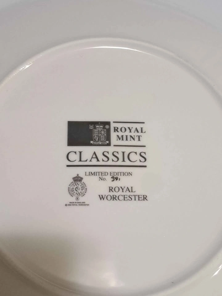 Royal Worcester Queen Elizabeth II Golden Jubilee 2002 Plate - photo 2