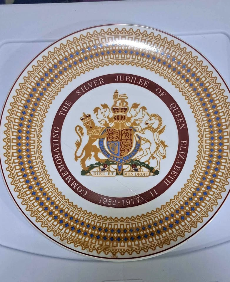 Royal Tuscan Queen Elizabeth II Silver Jubilee Plate