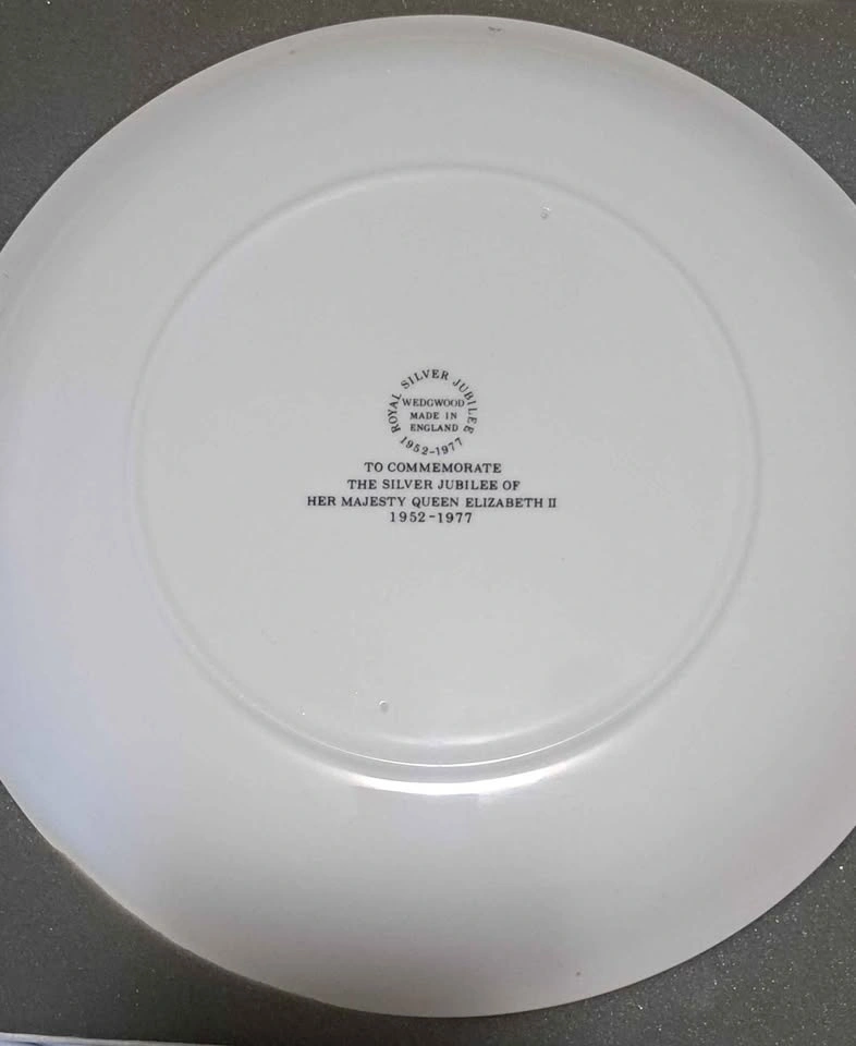 Wedgwood Queen Elizabeth II Silver Jubilee Commemorative Plate - photo 2