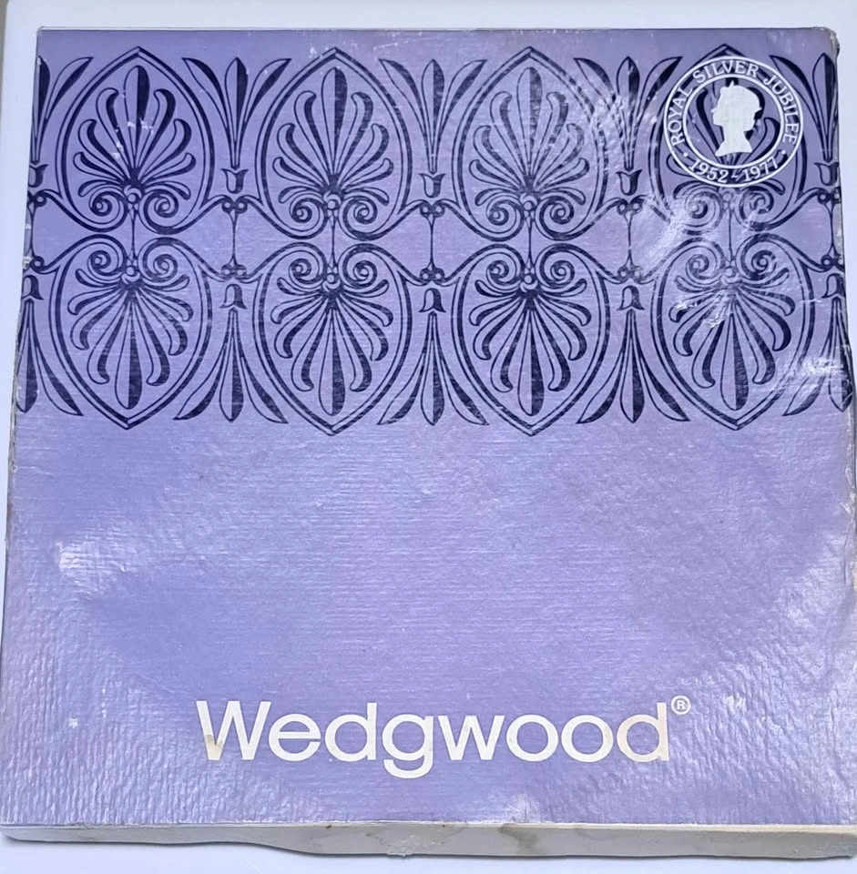 Wedgwood Queen Elizabeth II Silver Jubilee Commemorative Plate - photo 3