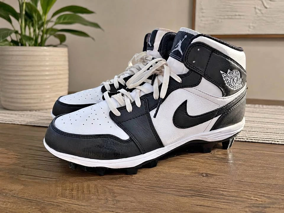 Nike Air Jordan 1 Football Cleats – Men’s 9.5 (Pandas)