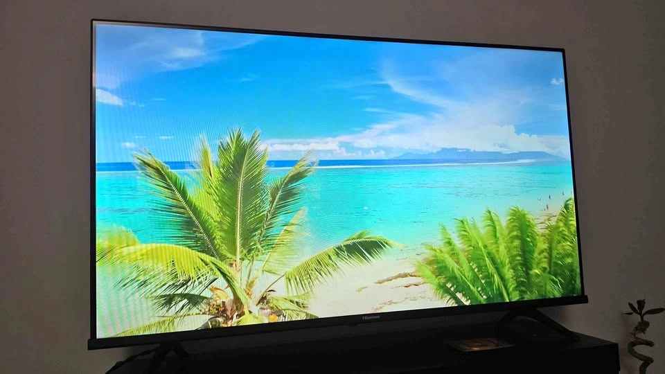 Hisense Smart TV 43 inches – Still Under Warranty