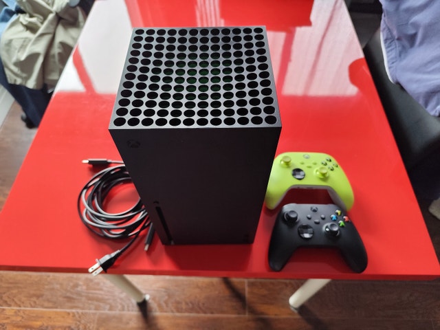 Xbox Series X 1TB w/2 controllers