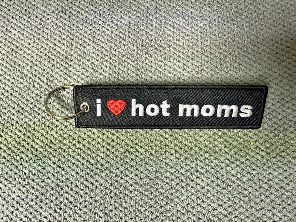 I <3 HOT MOMS KEYCHAIN / LANYARD