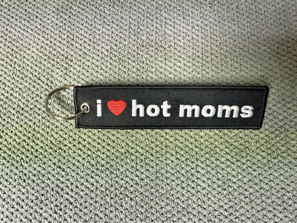I <3 HOT MOMS KEYCHAIN / LANYARD