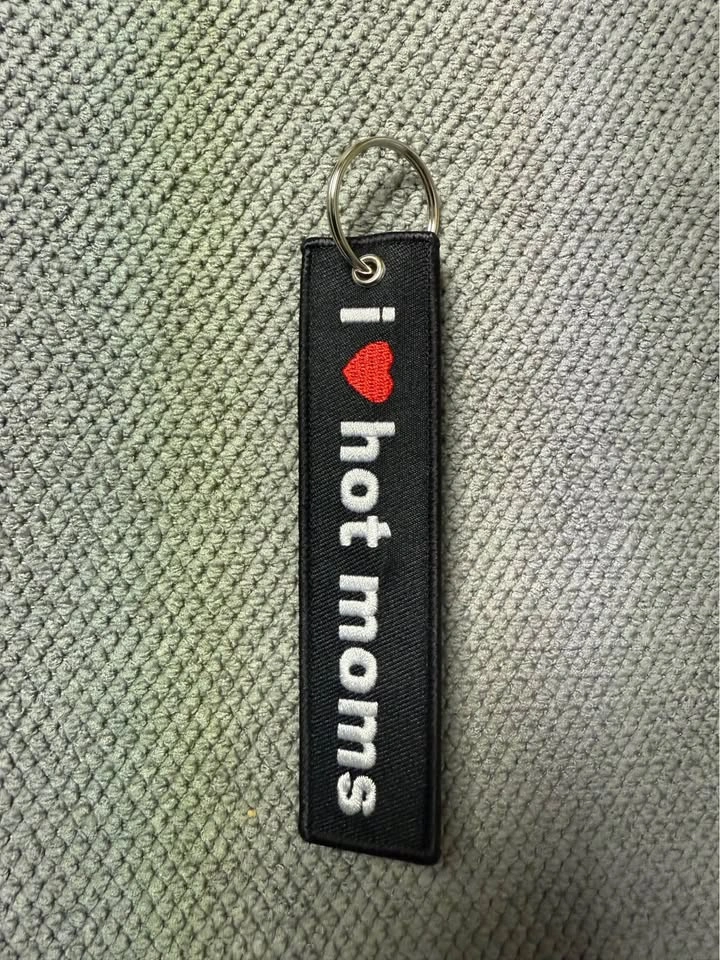 I <3 HOT MOMS KEYCHAIN / LANYARD - photo 2