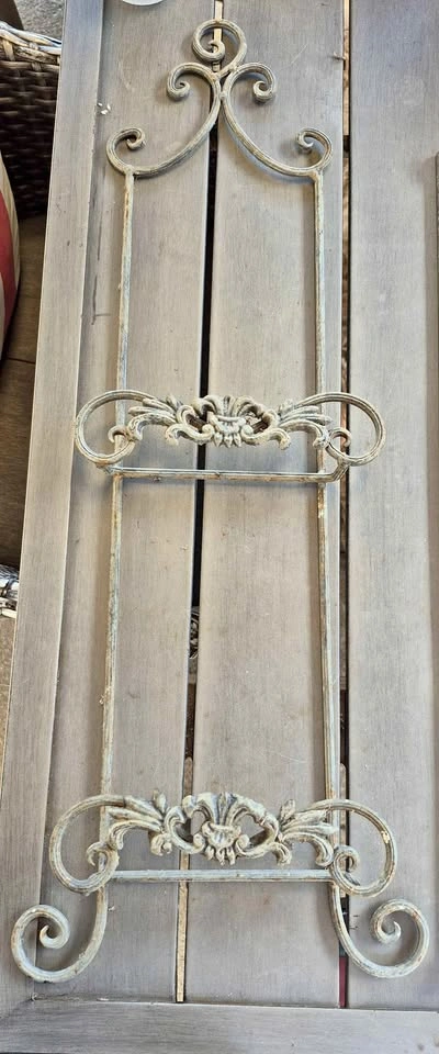 Vintage Style Metal Scroll Wall Display Rack