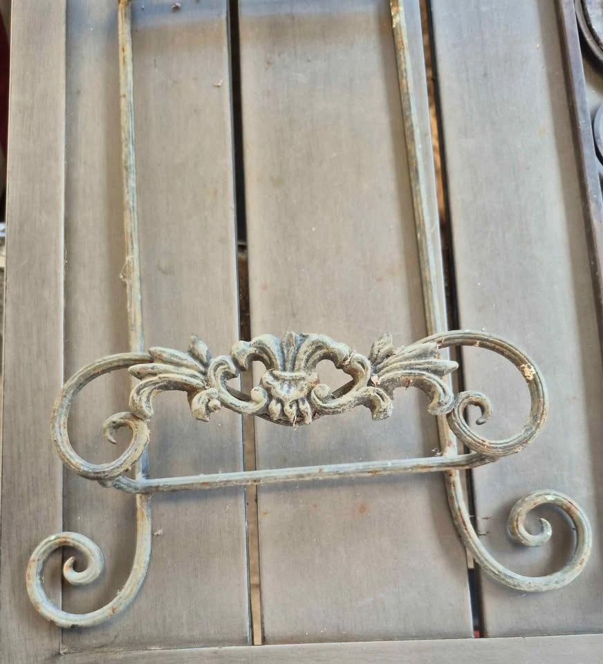 Vintage Style Metal Scroll Wall Display Rack - photo 2