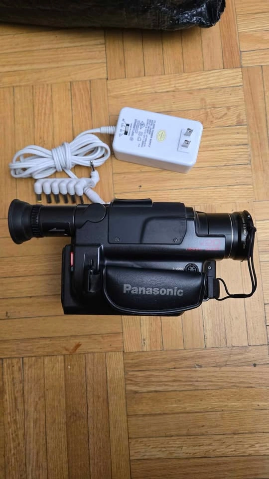 Panasonic PV-S630-K Camcorder - photo 3