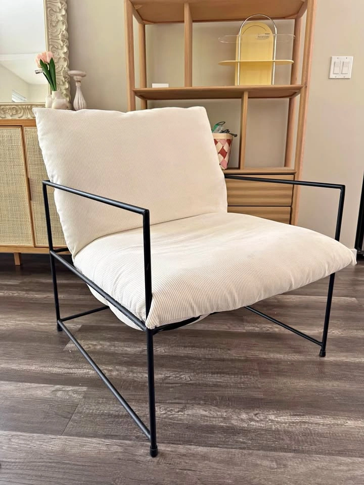Designer Accent Lounge Chair – Like New
