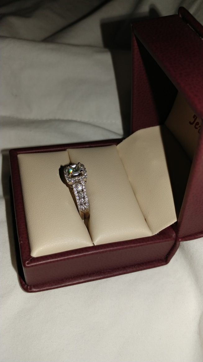 Diamond Halo Bridal Ring- Meet At Jeweler
