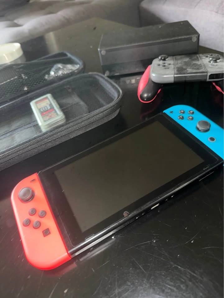 Nintendo Switch With 2 games and 4 Joy cons - photo 2