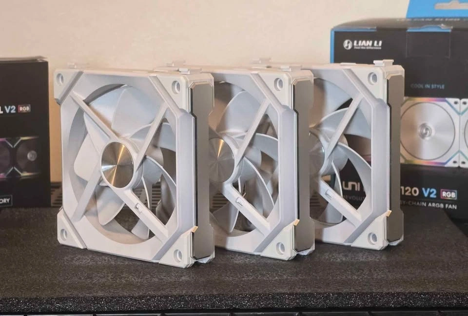 Lian Li UNI FAN SL120 V2 RGB White 3-Pack - photo 2