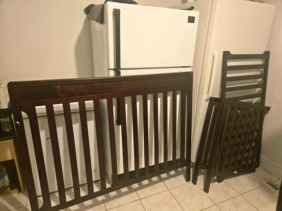 👶Solid Wood Baby Crib + Free Baby Bathtub