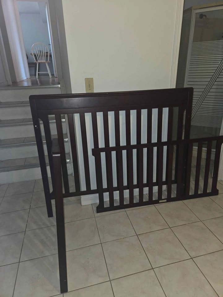 👶Solid Wood Baby Crib + Free Baby Bathtub - photo 4