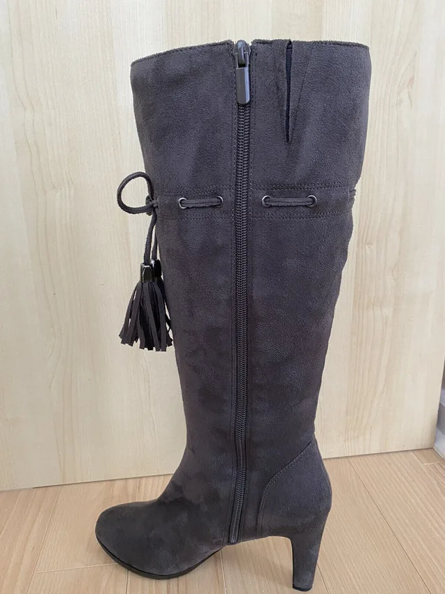 Grey faux suede boots - size 7 image indicator(4)