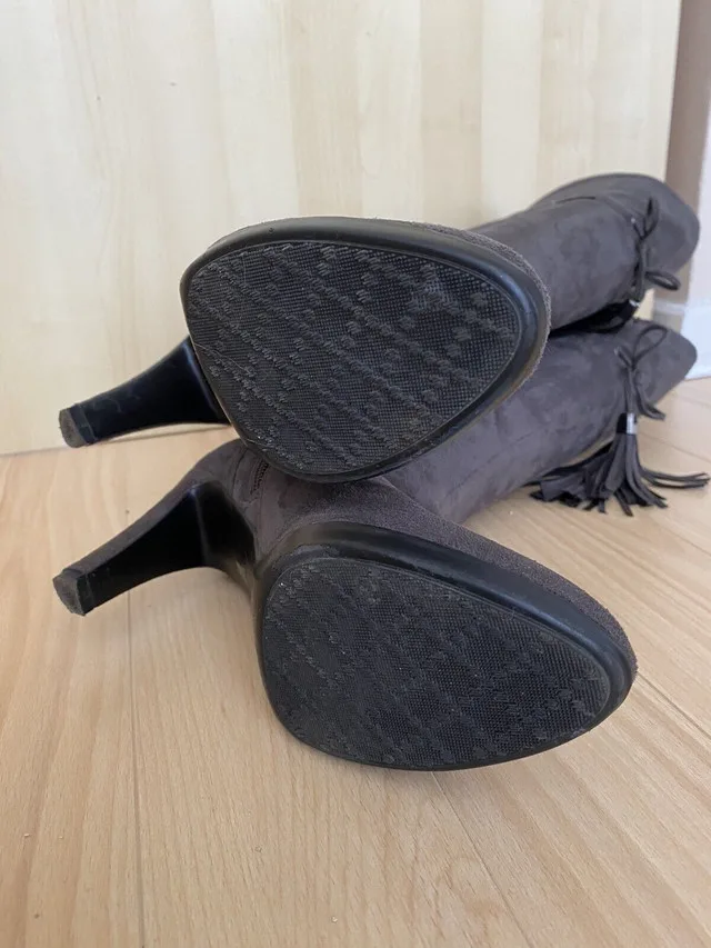 Grey faux suede boots - size 7 image indicator(5)