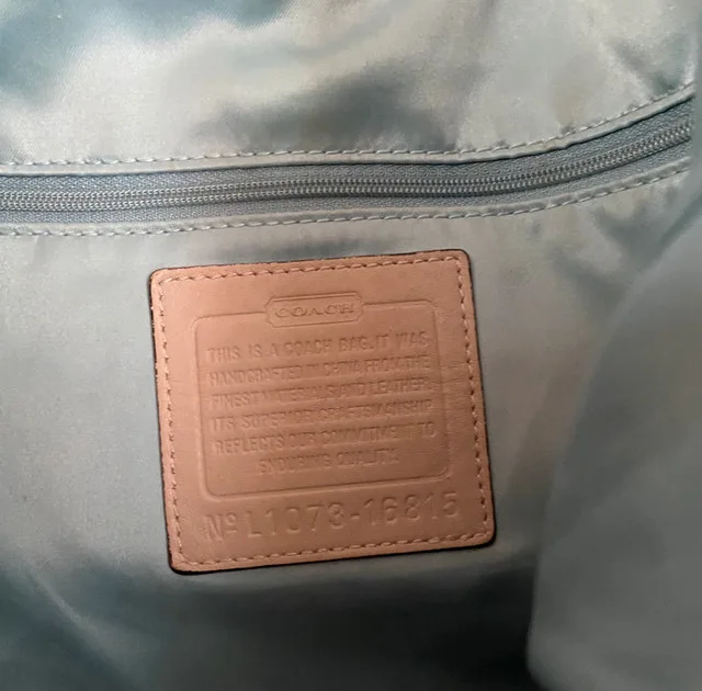 Authentic Coach leather purse image indicator(6)