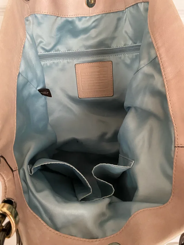 Authentic Coach leather purse image indicator(7)