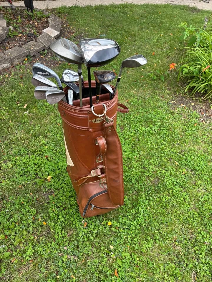 Clearance Various golf bags with golf clubs - photo 3