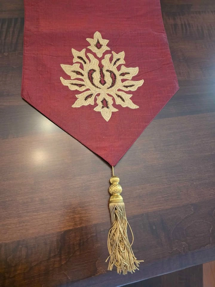 Elegant Burgundy Beaded Table Runner - photo 2