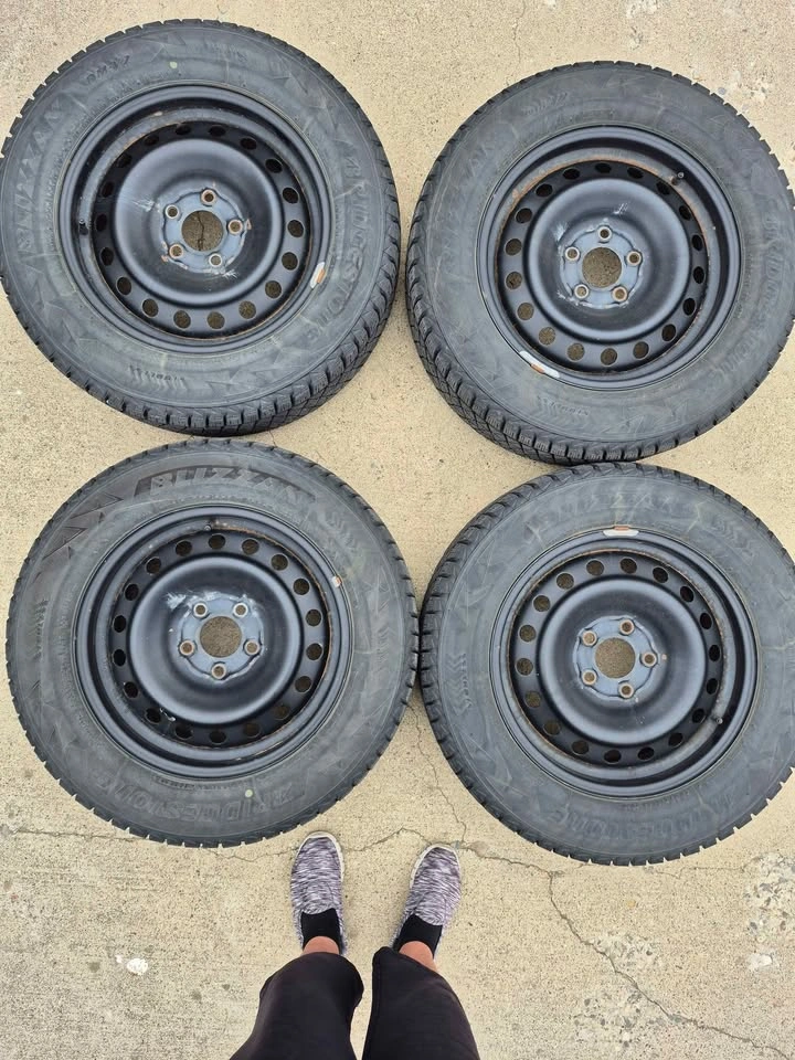 4 Bridgestone Blizzak Winter Tires With Rims - photo 2