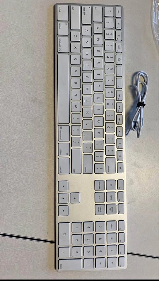 Apple A1243 Aluminum Wired USB Keyboard with Numeric Keypad