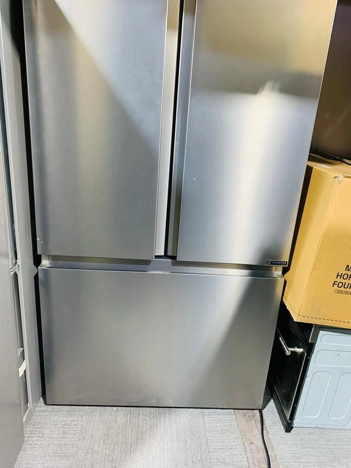 Hisense 36-in 22.5 cu.ft. Counter-Depth French Door Fridge - photo 3