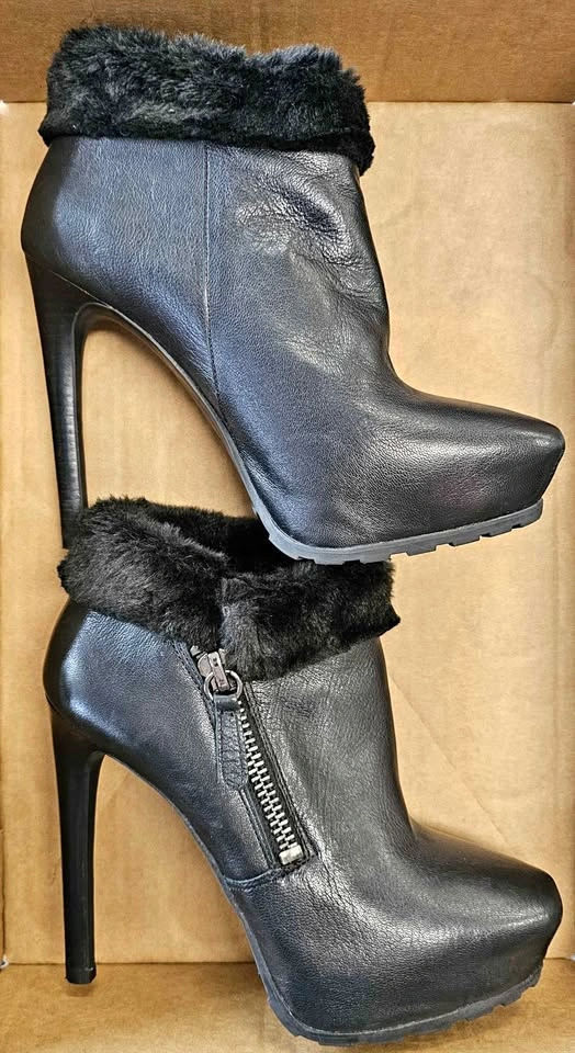 Authentic GUESS "Ivorie" Black Leather Platform Booties - Size 8