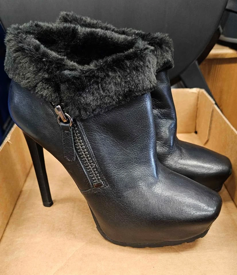 Authentic GUESS "Ivorie" Black Leather Platform Booties - Size 8 - photo 2